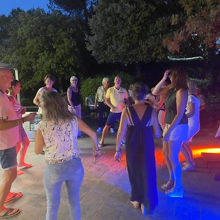 Les Arbousiers Village Hotel Provencal La Roquebrussanne Экстерьер фото