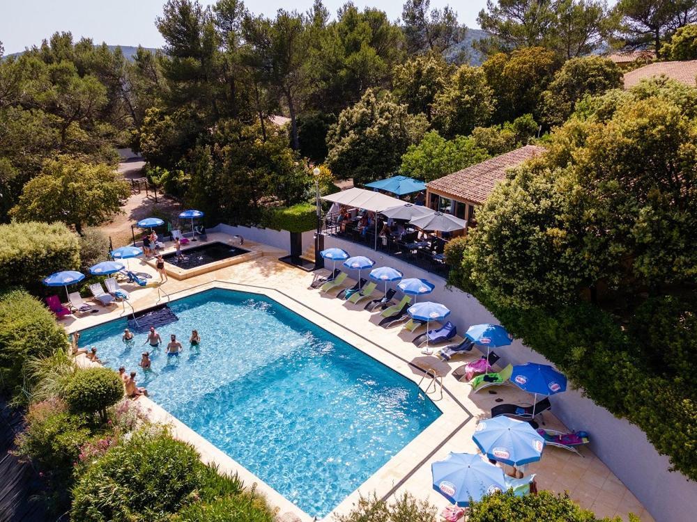 Les Arbousiers Village Hotel Provencal La Roquebrussanne Экстерьер фото
