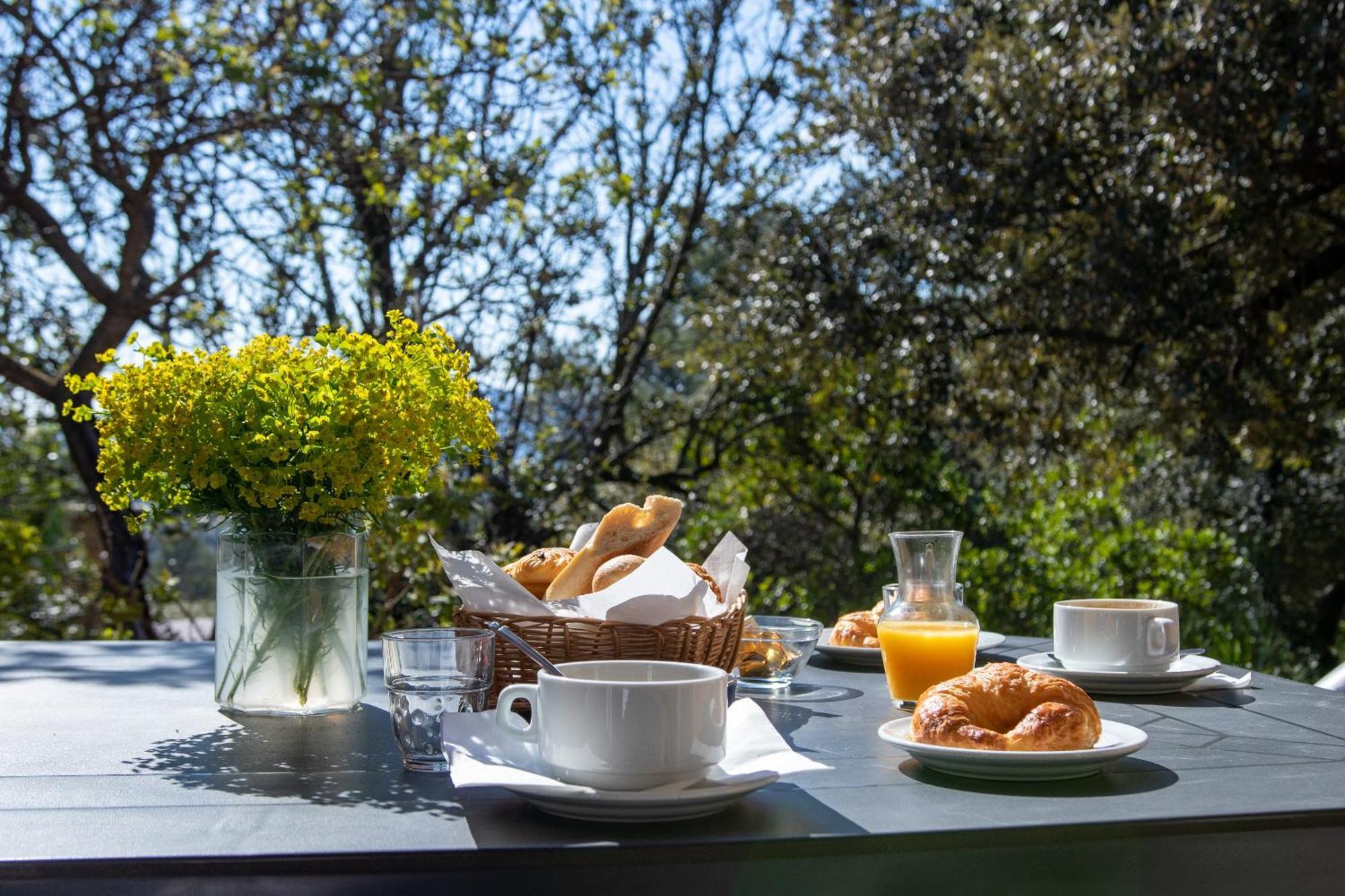 Les Arbousiers Village Hotel Provencal La Roquebrussanne Экстерьер фото