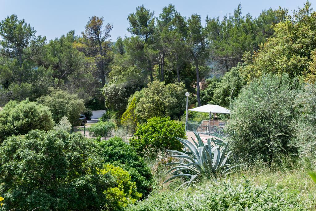 Les Arbousiers Village Hotel Provencal La Roquebrussanne Экстерьер фото
