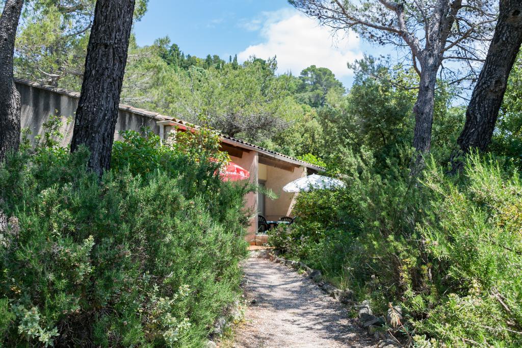 Les Arbousiers Village Hotel Provencal La Roquebrussanne Экстерьер фото
