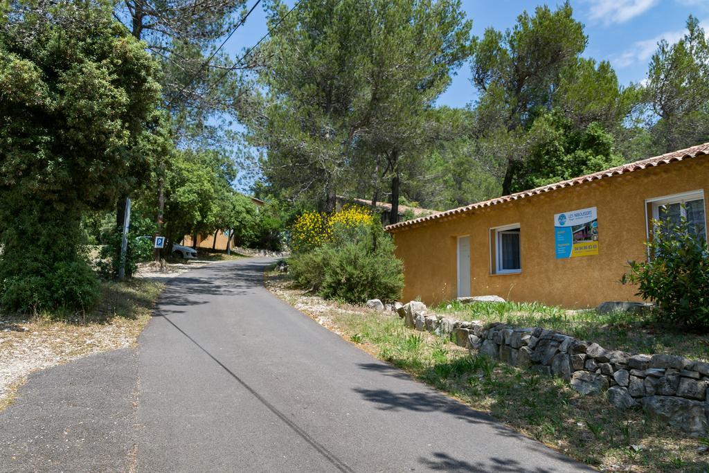Les Arbousiers Village Hotel Provencal La Roquebrussanne Экстерьер фото