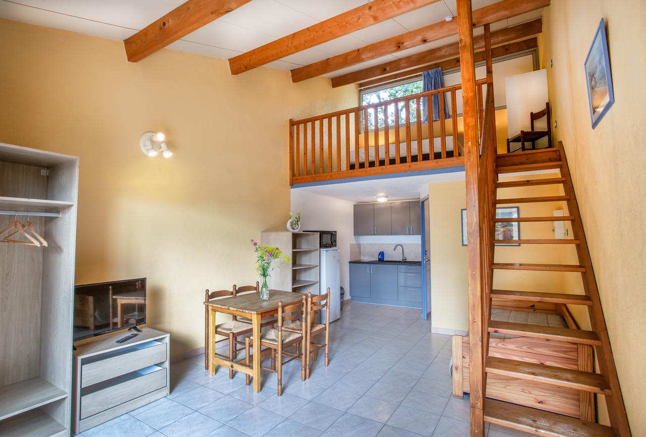 Les Arbousiers Village Hotel Provencal La Roquebrussanne Экстерьер фото