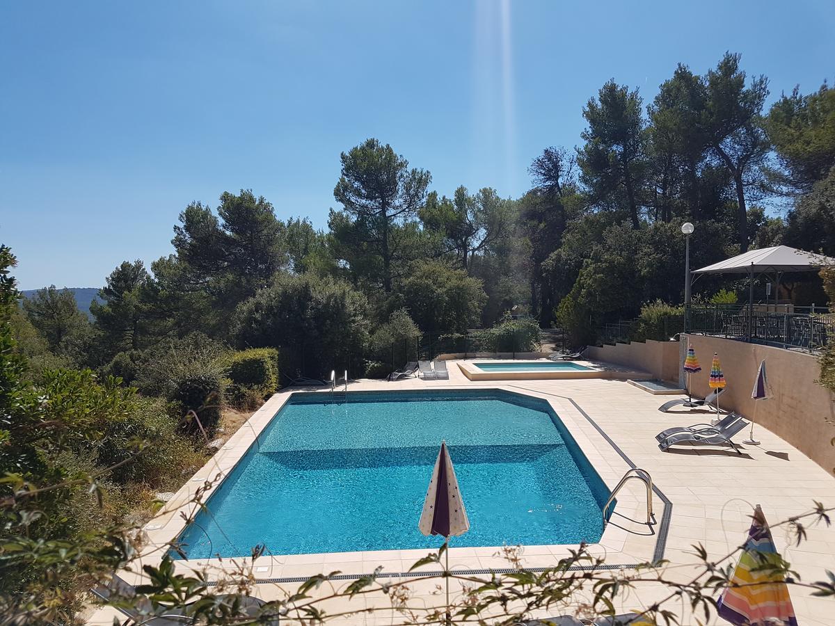 Les Arbousiers Village Hotel Provencal La Roquebrussanne Экстерьер фото